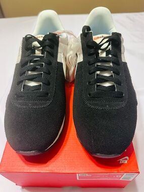 Nike Montreal 17 Men’s Classic Black & White Brand New, Box with no Lid.